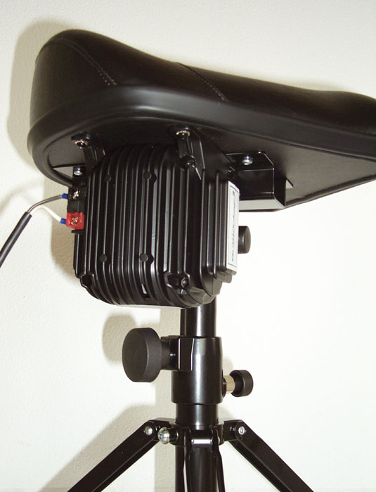 Dobszékre szerelt Buttkicker Dobszékre szerelt Buttkicker