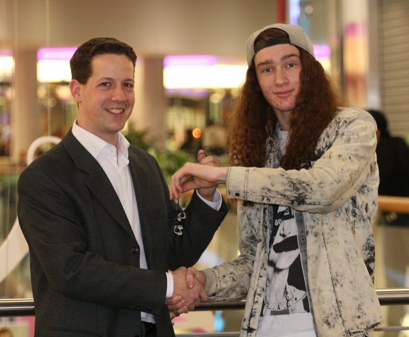 Feh&eacute;r Holl&oacute; nyerem&eacute;ny&aacute;tad&aacute;s